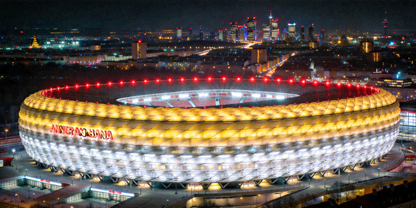 拜仁慕尼黑主场安联球场夜景，灯光璀璨