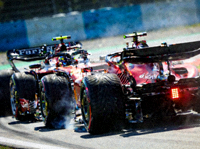 F1赛车在弯道中激烈缠斗的近距离画面